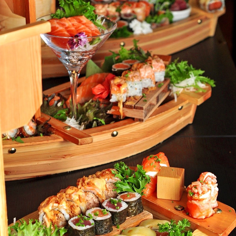 Barcas de sushi do rodízio Wagasa, as três barcas em sucessão, Seixal