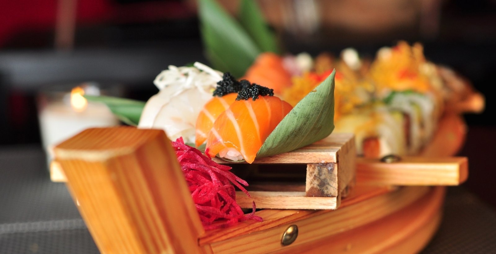 Barca ampla do rodízio Wagasa com vela ao fundo, sashimi de salmão e caviar, Seixal
