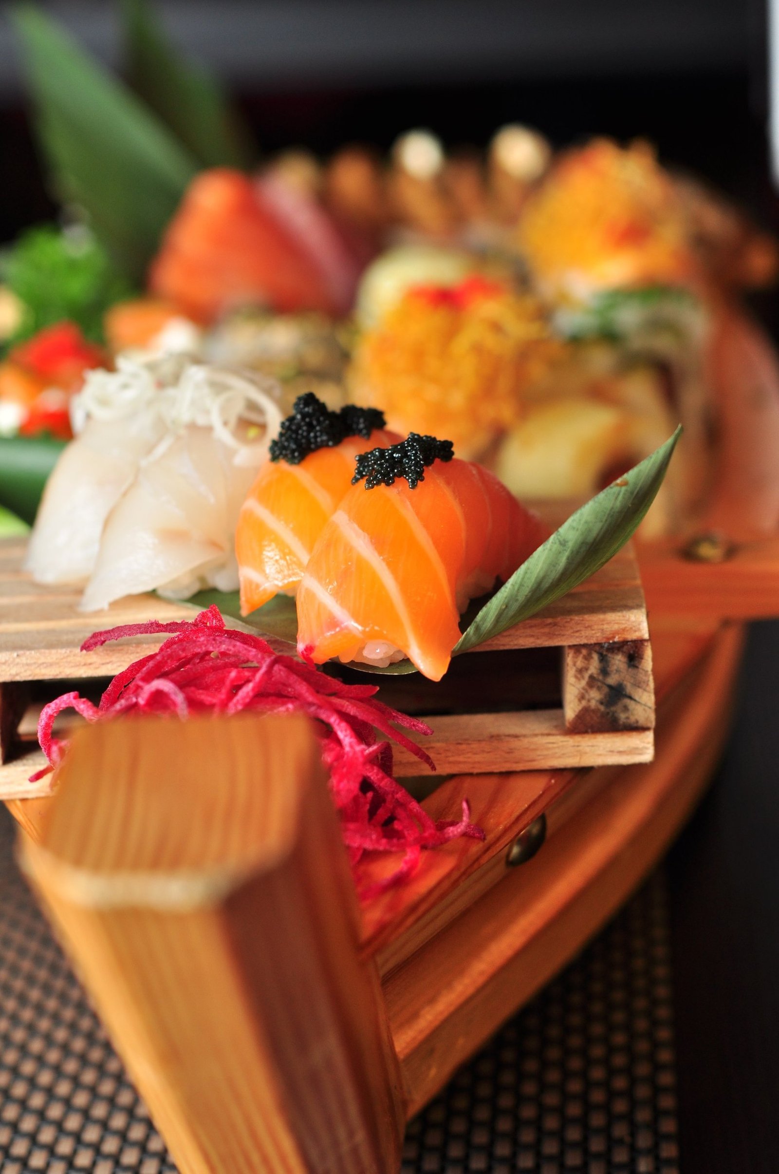 Barca Especial do Chef em plano aproximado, sushi premium do rodízio Wagasa