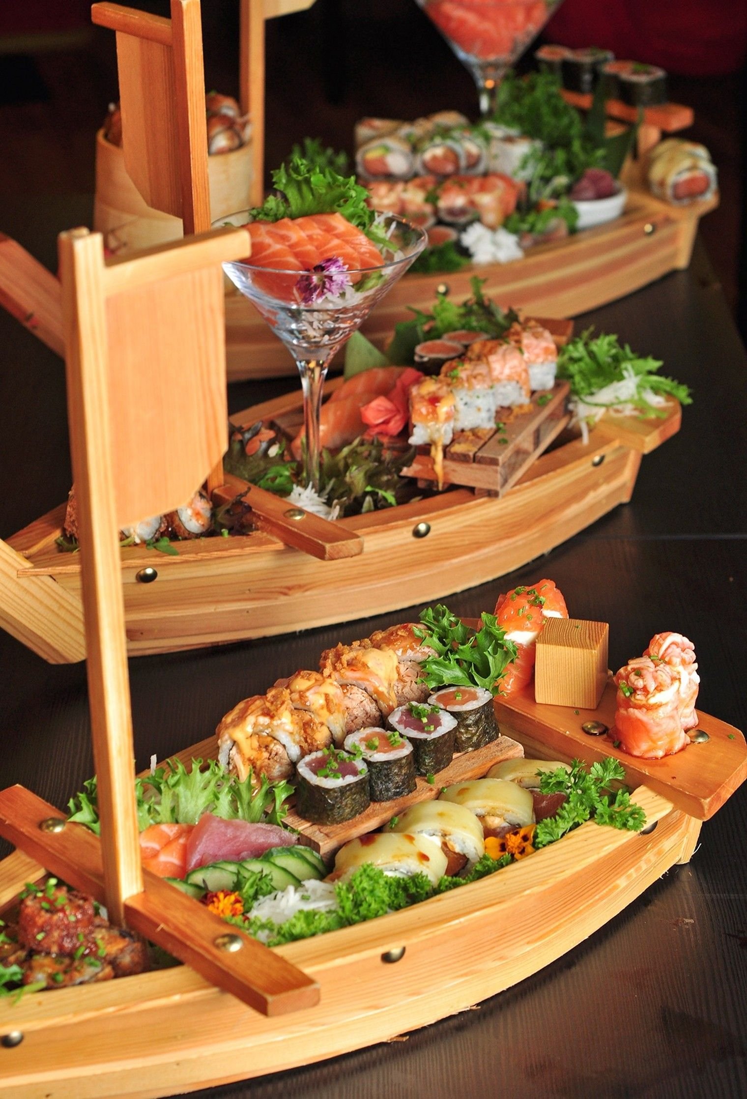 Barcas de sushi do rodízio Wagasa, várias barcas fartas lado a lado, mostrando a dimensão da experiência, Seixal