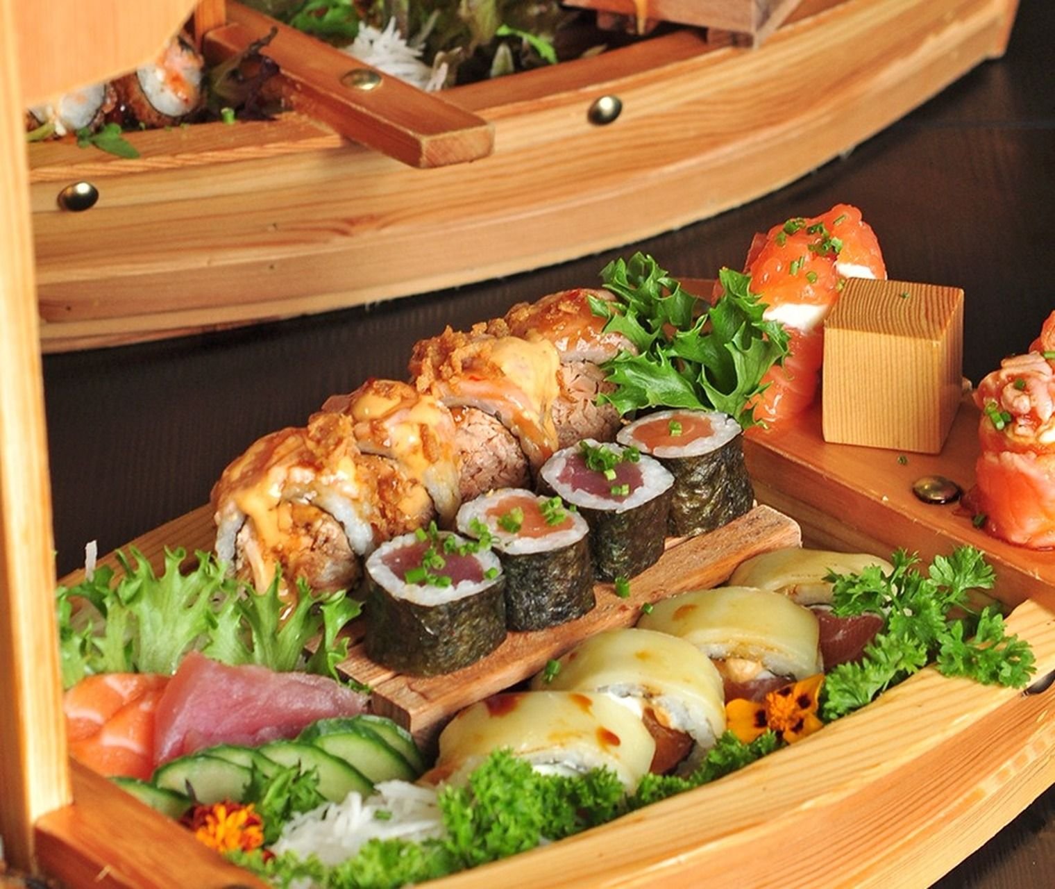 Barca de sushi do rodízio Wagasa em close-up, peças grandes e suculentas, Seixal